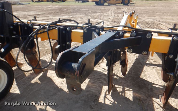 image for item DI5698 1997 Agri Products 77117S6R  in-line ripper