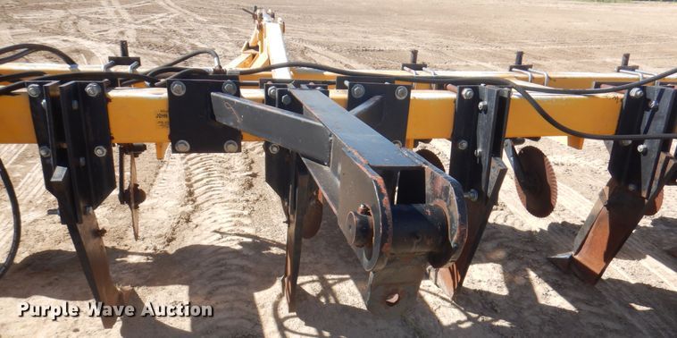 image for item DI5698 1997 Agri Products 77117S6R  in-line ripper