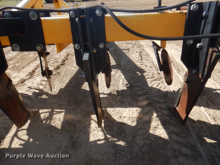 image for item DI5698 1997 Agri Products 77117S6R  in-line ripper