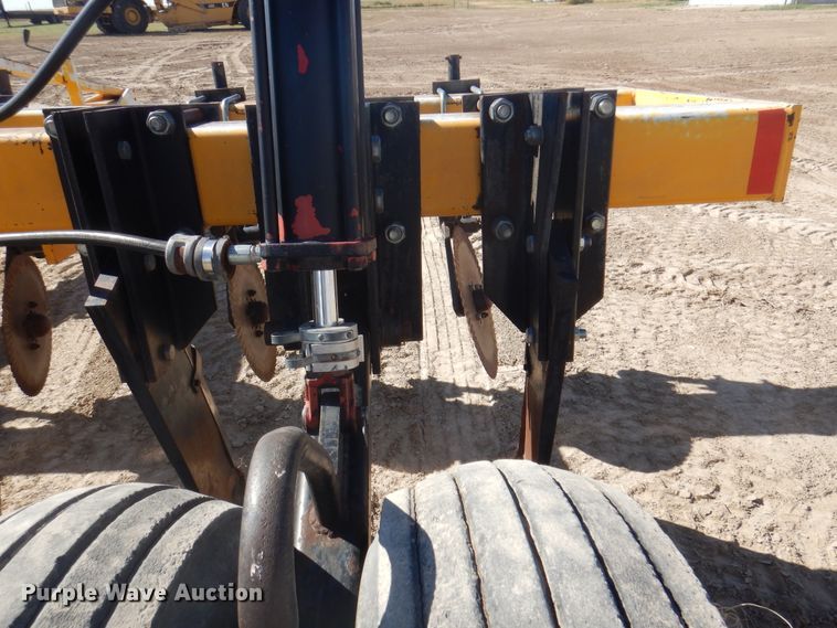 image for item DI5698 1997 Agri Products 77117S6R  in-line ripper