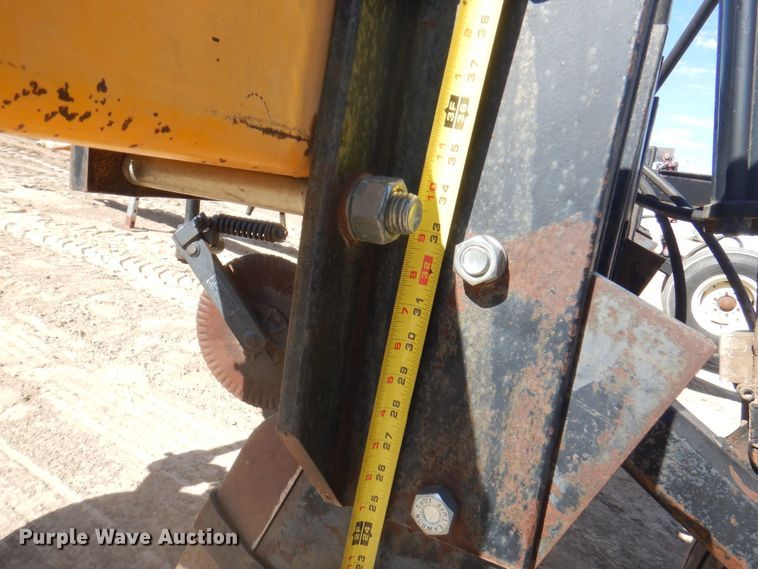 image for item DI5698 1997 Agri Products 77117S6R  in-line ripper