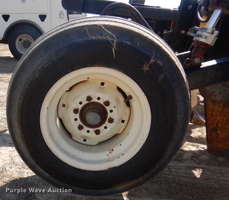 image for item DI5698 1997 Agri Products 77117S6R  in-line ripper