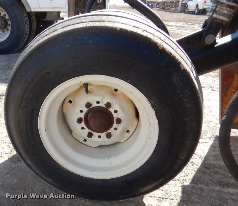 image for item DI5698 1997 Agri Products 77117S6R  in-line ripper