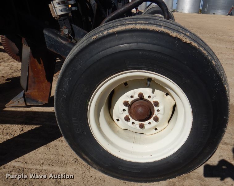 image for item DI5698 1997 Agri Products 77117S6R  in-line ripper