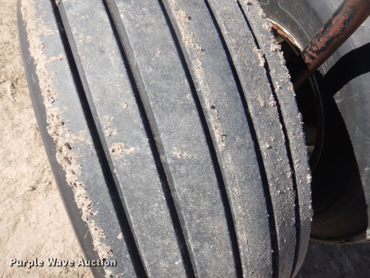 image for item DI5698 1997 Agri Products 77117S6R  in-line ripper