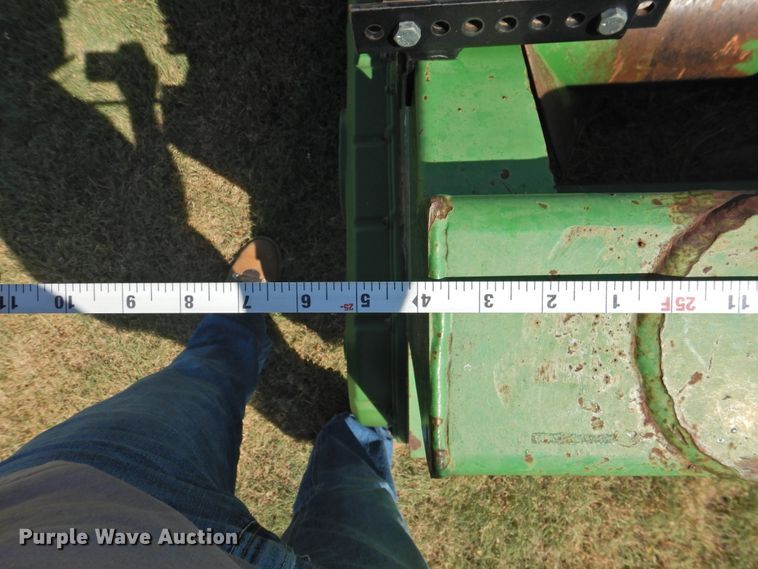 image for item DK2458 2004 John Deere 894  corn head