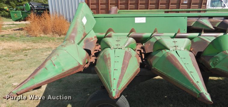 image for item DK2460 John Deere 843  corn head