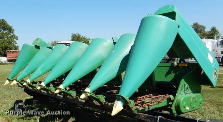 image for item DM1414 1995 John Deere 693  corn head