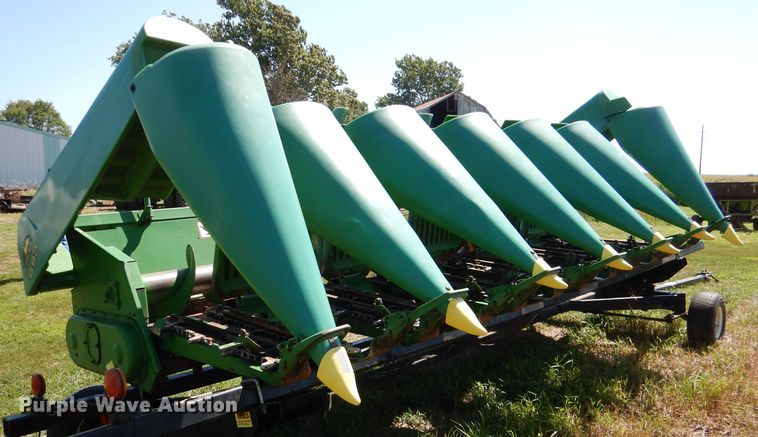 image for item DM1414 1995 John Deere 693  corn head