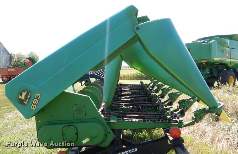 image for item DM1414 1995 John Deere 693  corn head