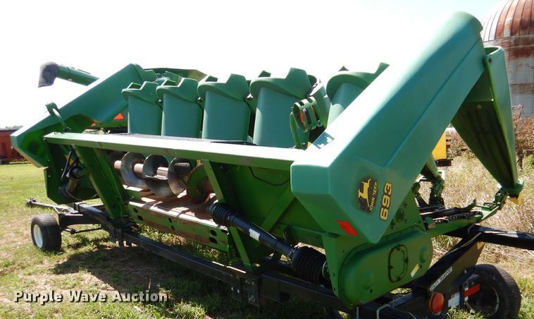 image for item DM1414 1995 John Deere 693  corn head