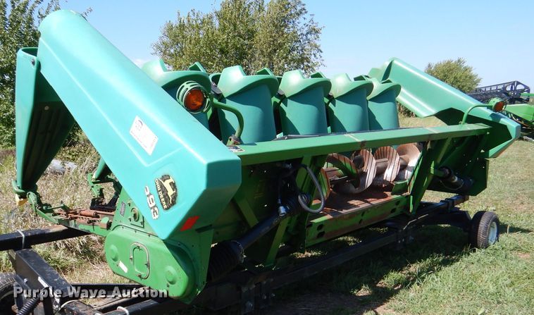 image for item DM1414 1995 John Deere 693  corn head