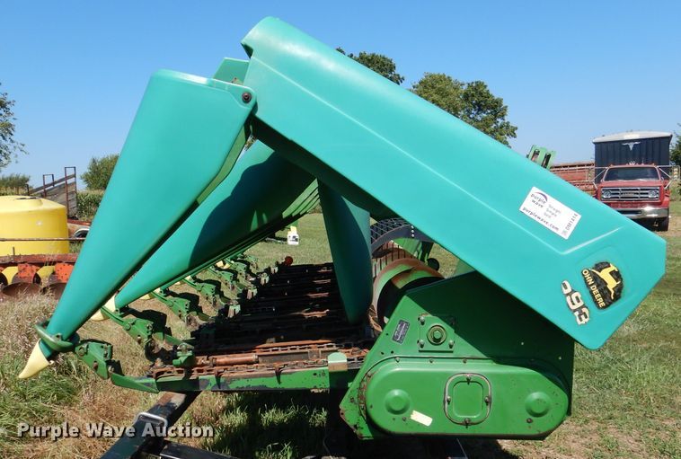 image for item DM1414 1995 John Deere 693  corn head
