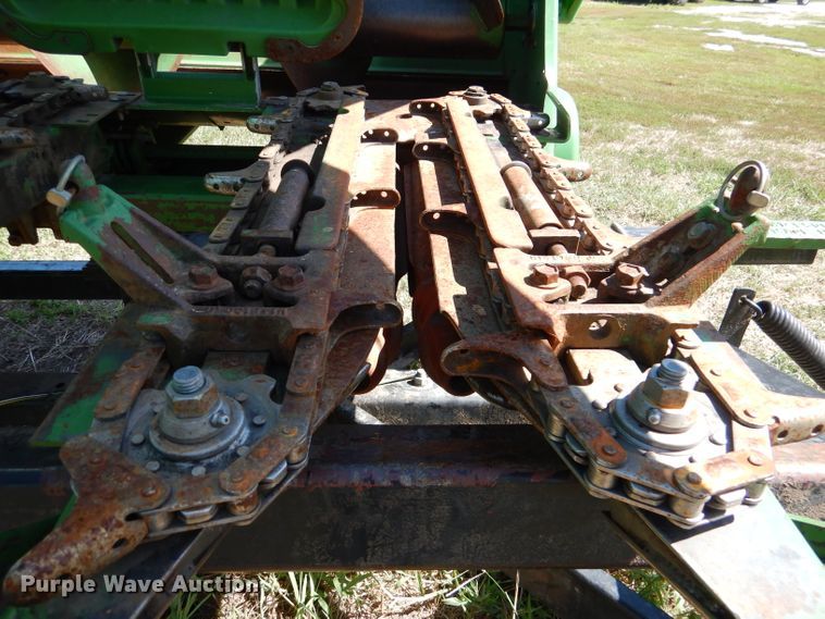 image for item DM1414 1995 John Deere 693  corn head