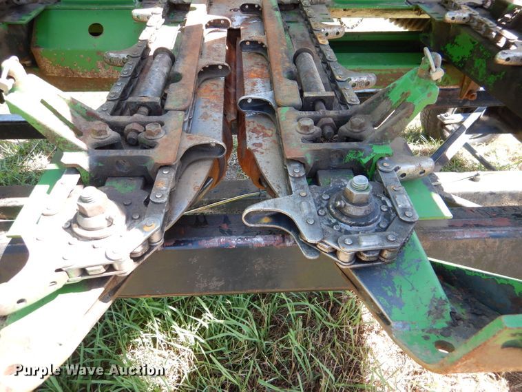 image for item DM1414 1995 John Deere 693  corn head