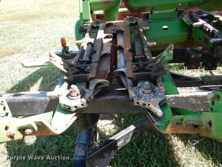 image for item DM1414 1995 John Deere 693  corn head