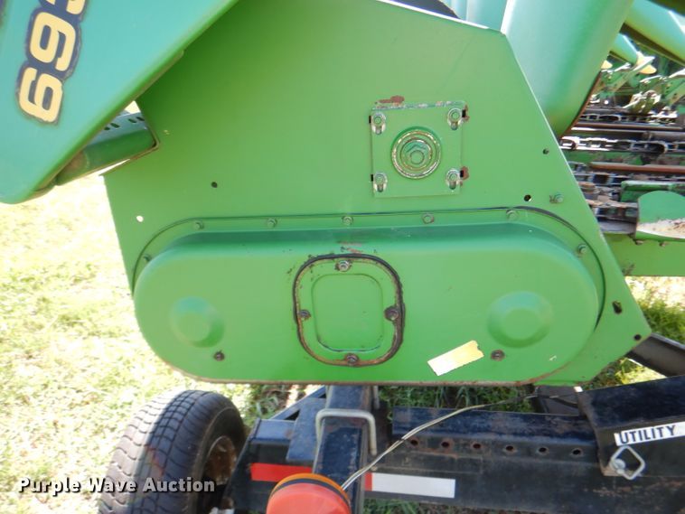 image for item DM1414 1995 John Deere 693  corn head