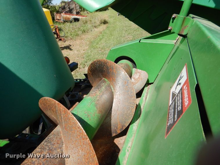image for item DM1414 1995 John Deere 693  corn head