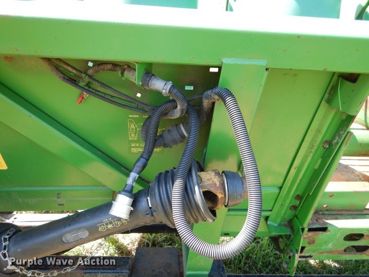 image for item DM1414 1995 John Deere 693  corn head