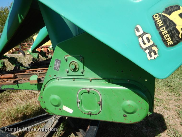 image for item DM1414 1995 John Deere 693  corn head