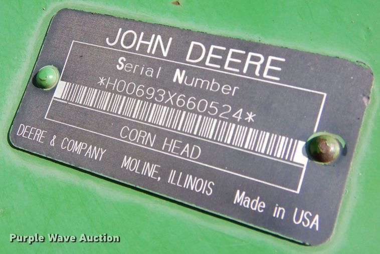 image for item DM1414 1995 John Deere 693  corn head