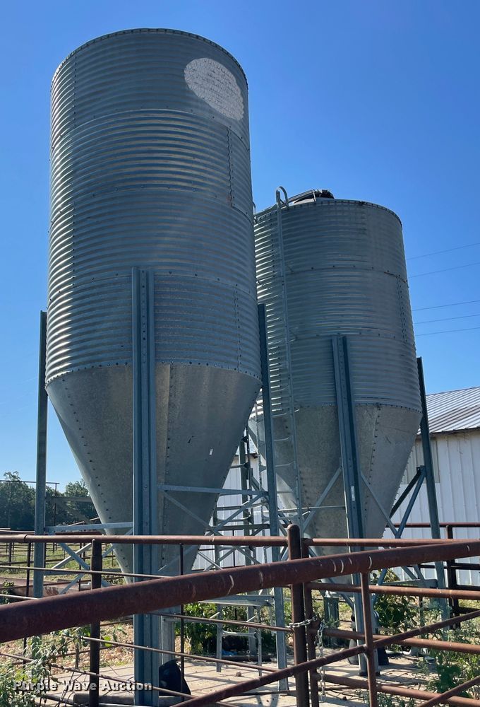 image for item JQ9719 Feed bin