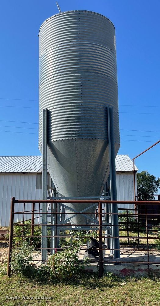 image for item JQ9719 Feed bin