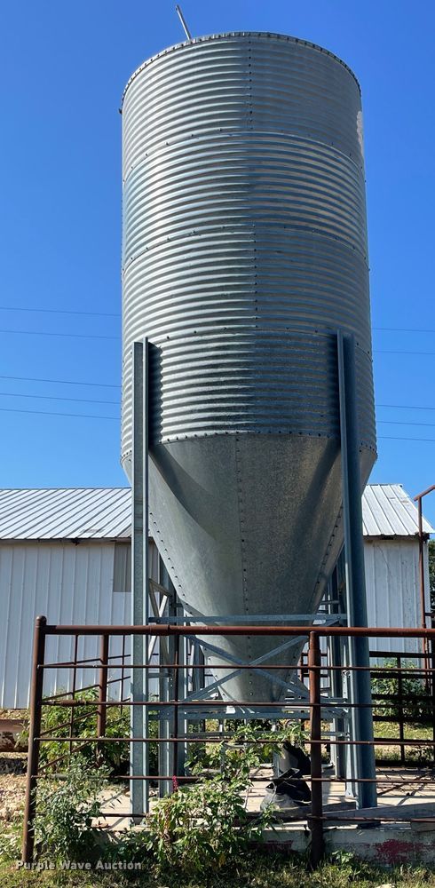 image for item JQ9719 Feed bin