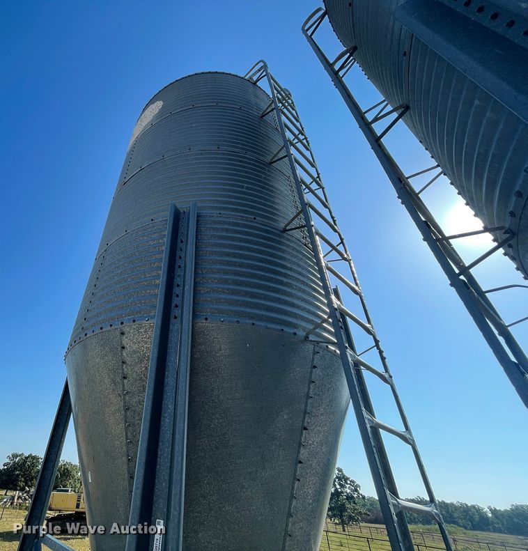 image for item JQ9719 Feed bin