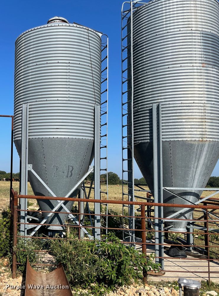 image for item JQ9721 Feed bin