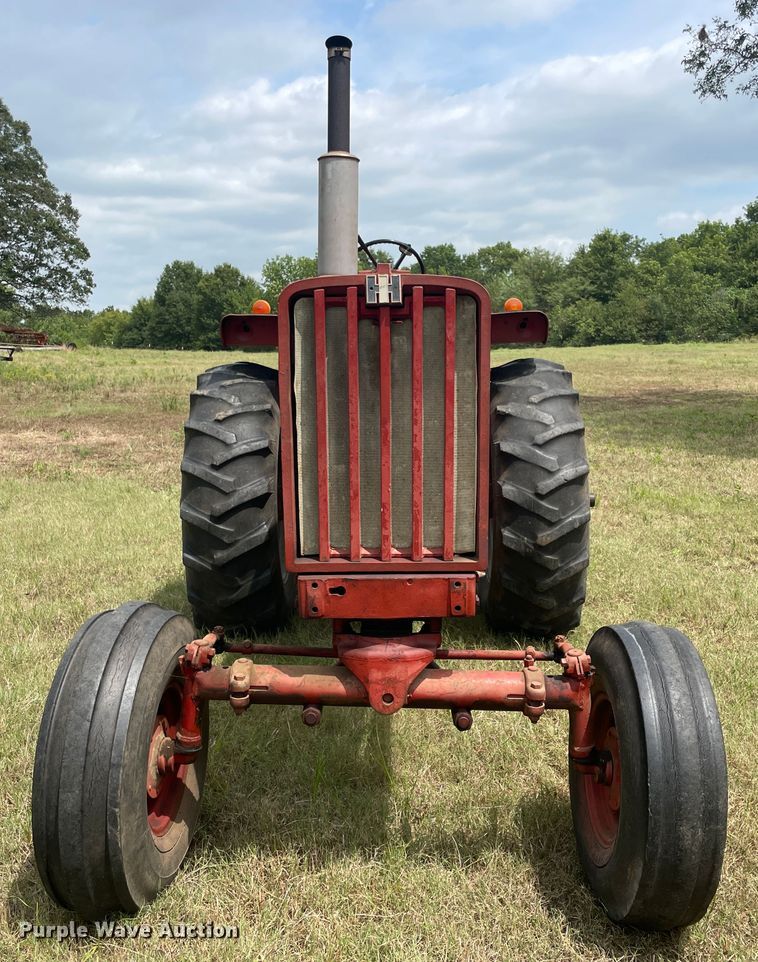 image for item JQ9729 1966 International 806  tractor