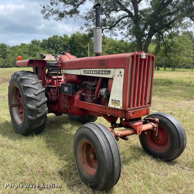 image for item JQ9729 1966 International 806  tractor