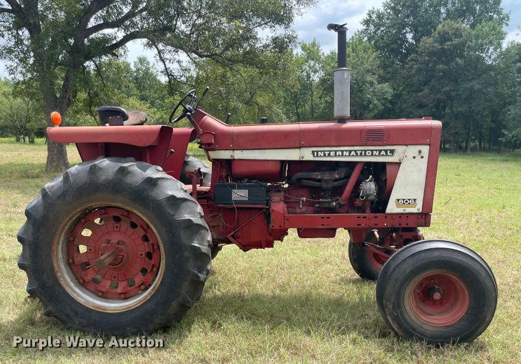 image for item JQ9729 1966 International 806  tractor