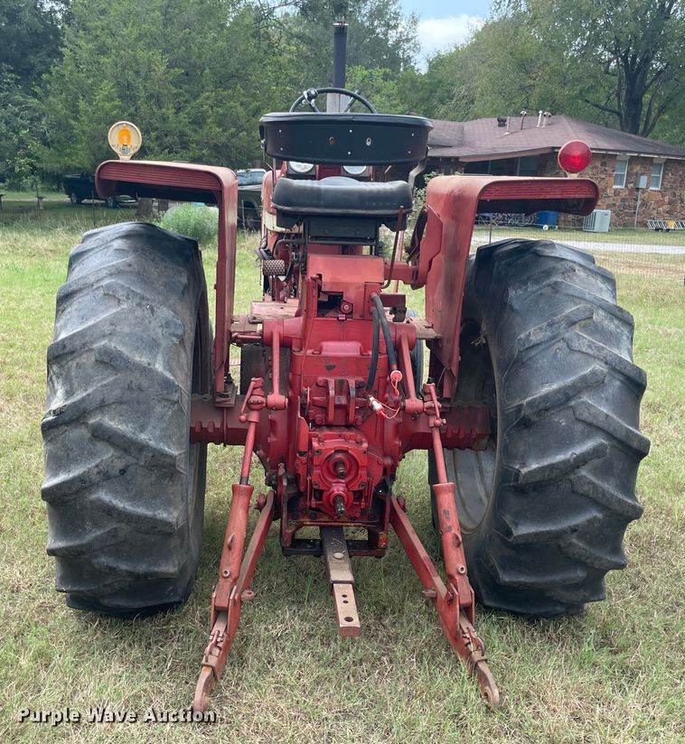 image for item JQ9729 1966 International 806  tractor