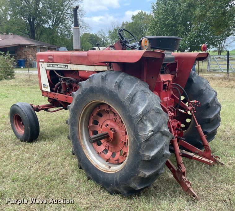 image for item JQ9729 1966 International 806  tractor