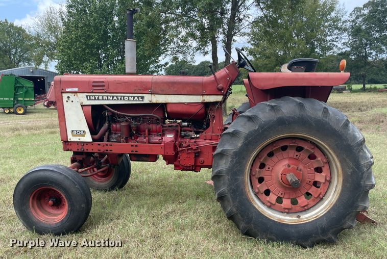 image for item JQ9729 1966 International 806  tractor