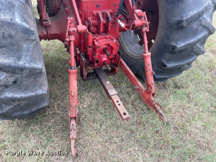 image for item JQ9729 1966 International 806  tractor