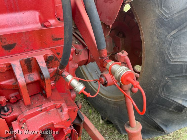 image for item JQ9729 1966 International 806  tractor