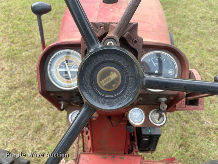 image for item JQ9729 1966 International 806  tractor