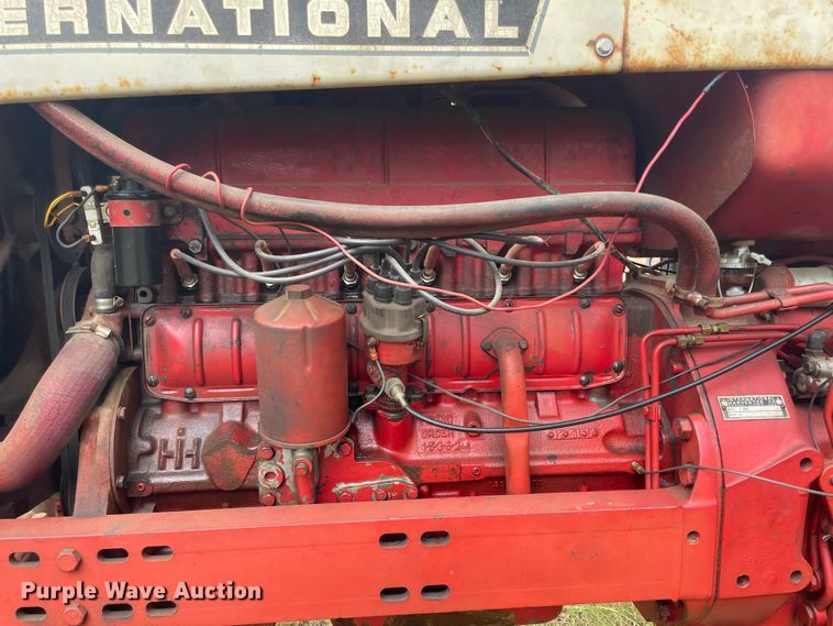 image for item JQ9729 1966 International 806  tractor