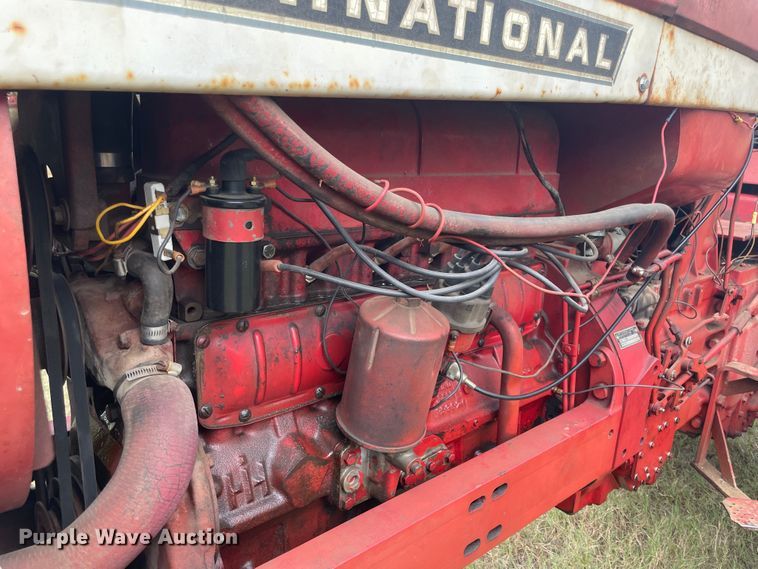 image for item JQ9729 1966 International 806  tractor