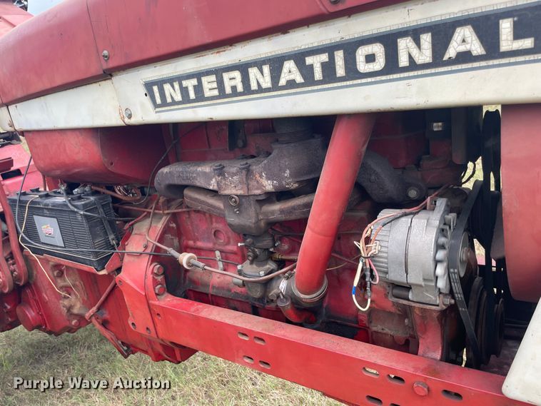 image for item JQ9729 1966 International 806  tractor