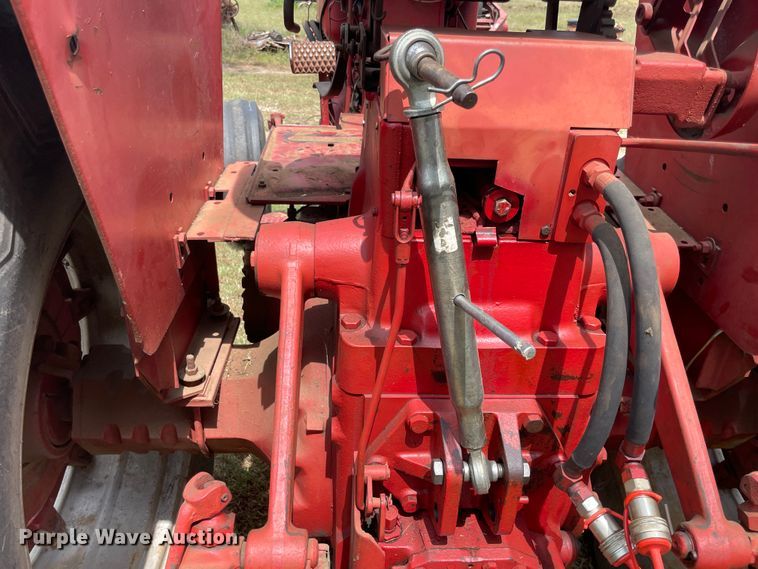 image for item JQ9729 1966 International 806  tractor