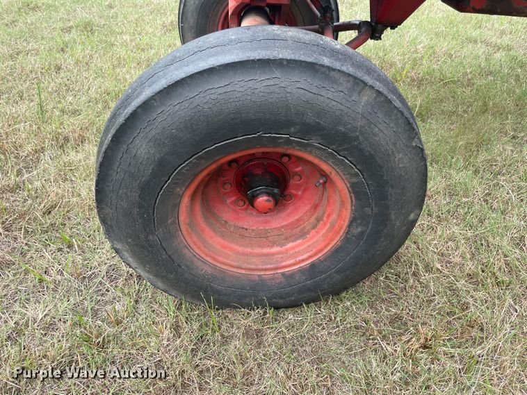 image for item JQ9729 1966 International 806  tractor