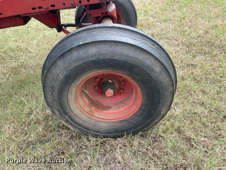 image for item JQ9729 1966 International 806  tractor