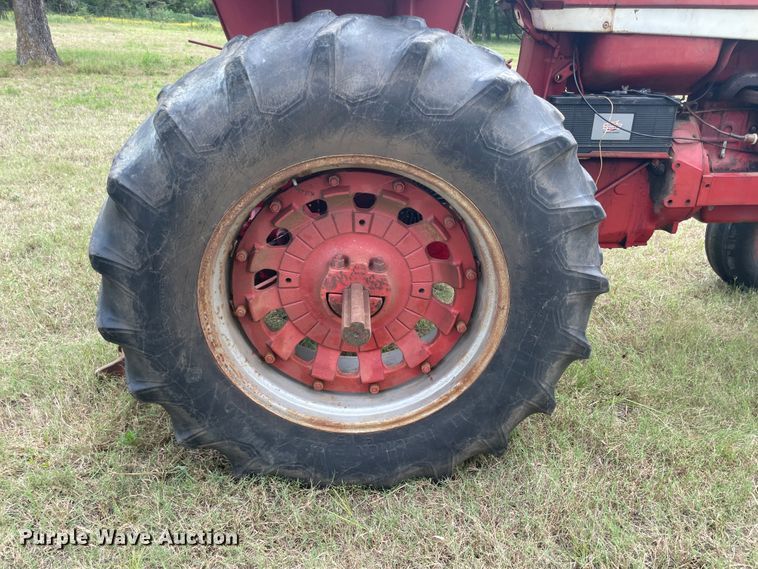 image for item JQ9729 1966 International 806  tractor