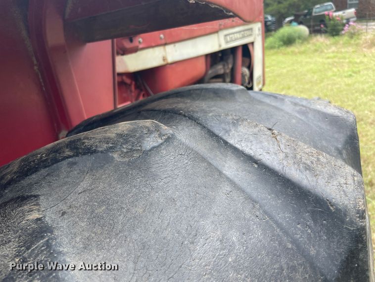 image for item JQ9729 1966 International 806  tractor