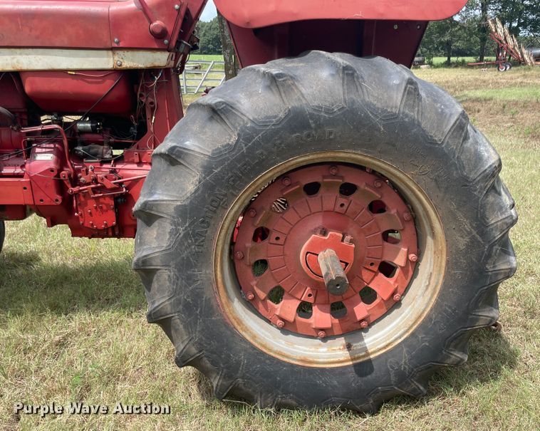image for item JQ9729 1966 International 806  tractor