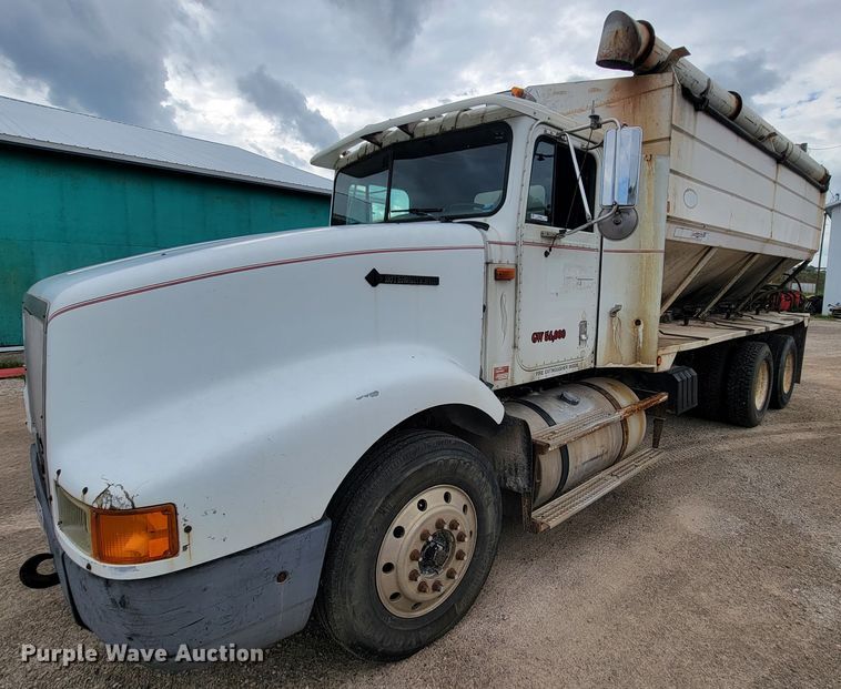 image for item KD9492 1994 International 9400  fertilizer delivery truck