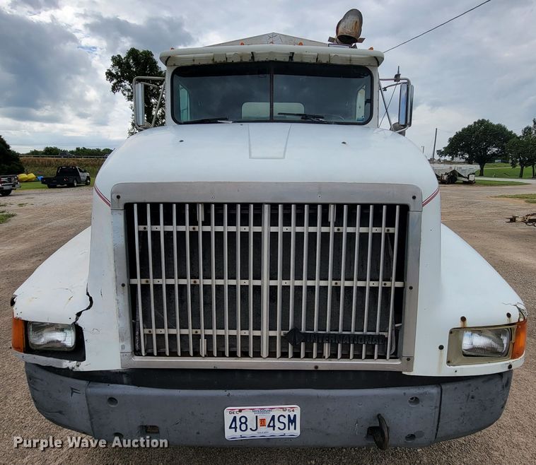 image for item KD9492 1994 International 9400  fertilizer delivery truck